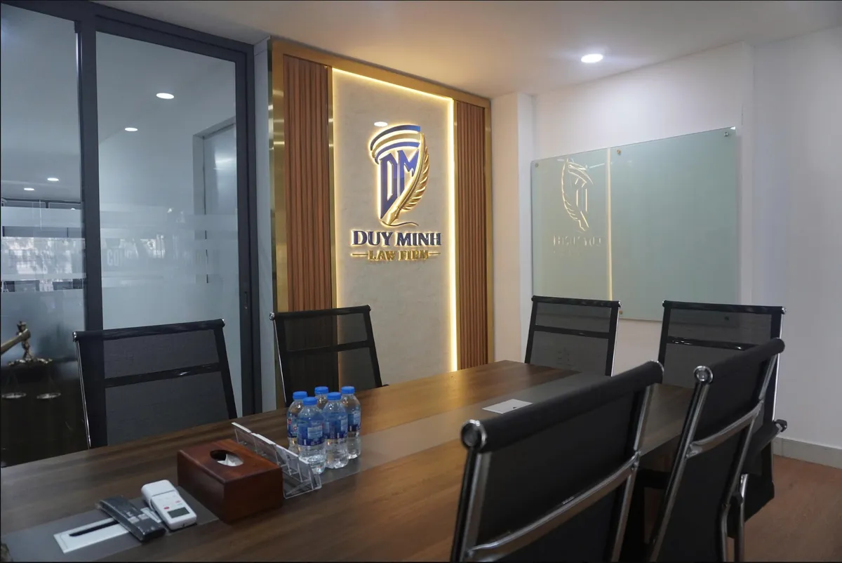 Phòng họp có logo Duy Minh tại văn phòng Công ty Luật TNHH Duy Minh, TP.HCM