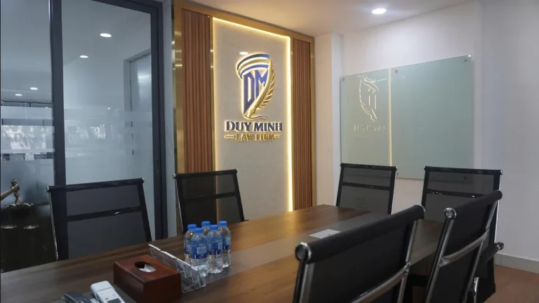 Phòng họp tiếp khách có logo Duy Minh tại văn phòng Công ty Luật TNHH Duy Minh